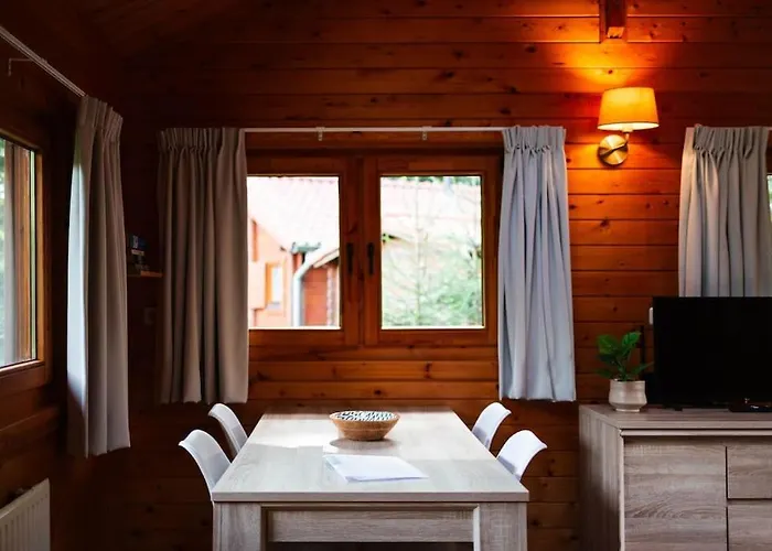 Sfeervol Houten Met Omheinde Tuin Op De Veluwe *