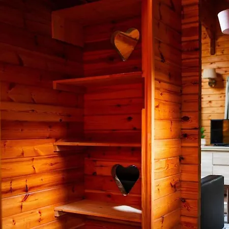 Sfeervol Houten Met Omheinde Tuin Op De Veluwe *